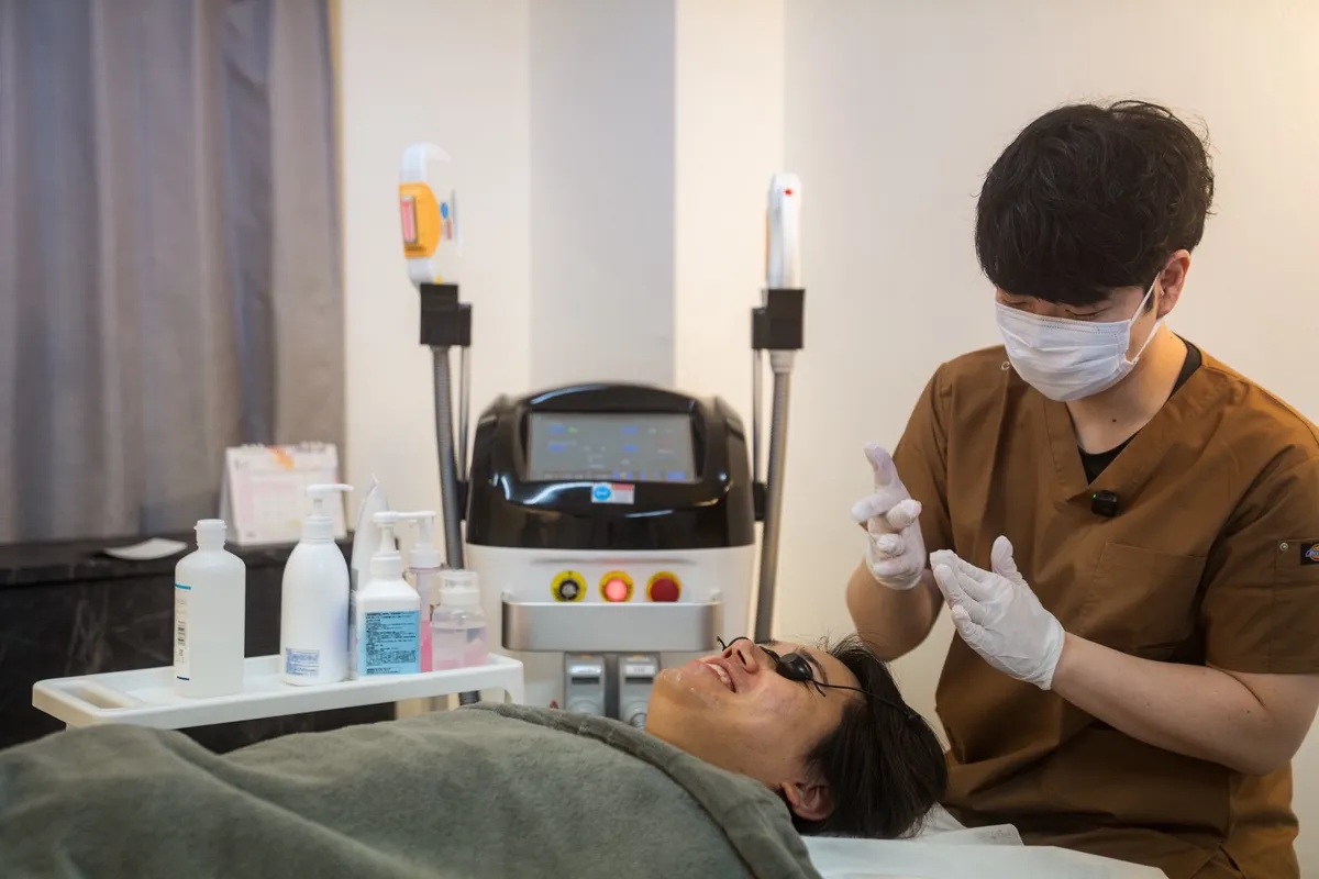 施術前に説明をする男性スタッフ